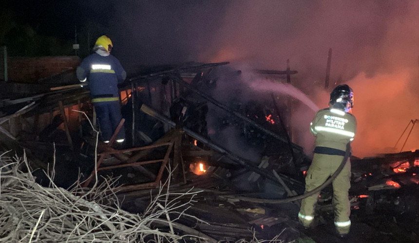 Casa de madeira é destruída por incêndio em Cascavel