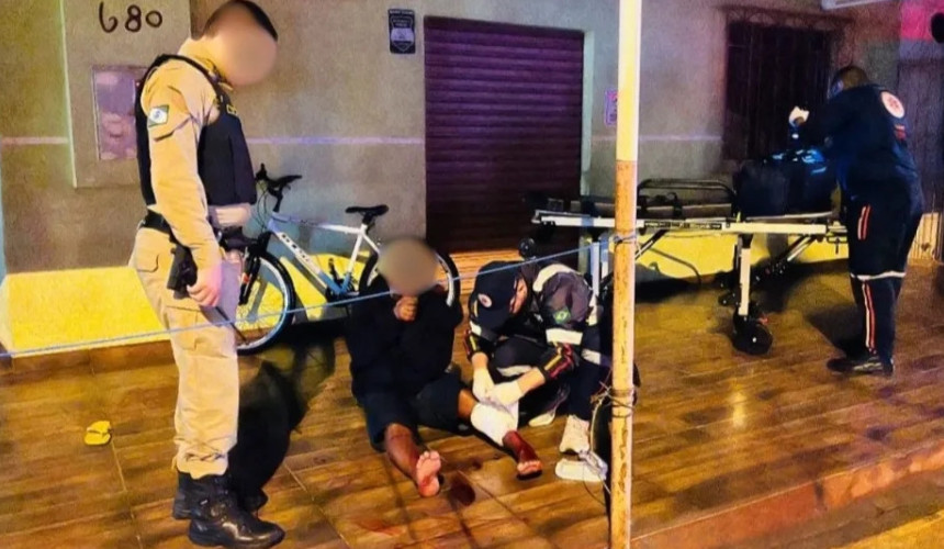 Foz do Iguaçu: Homem leva facada da companheira e pede para polícia convencer ela a reatar relacionamento
