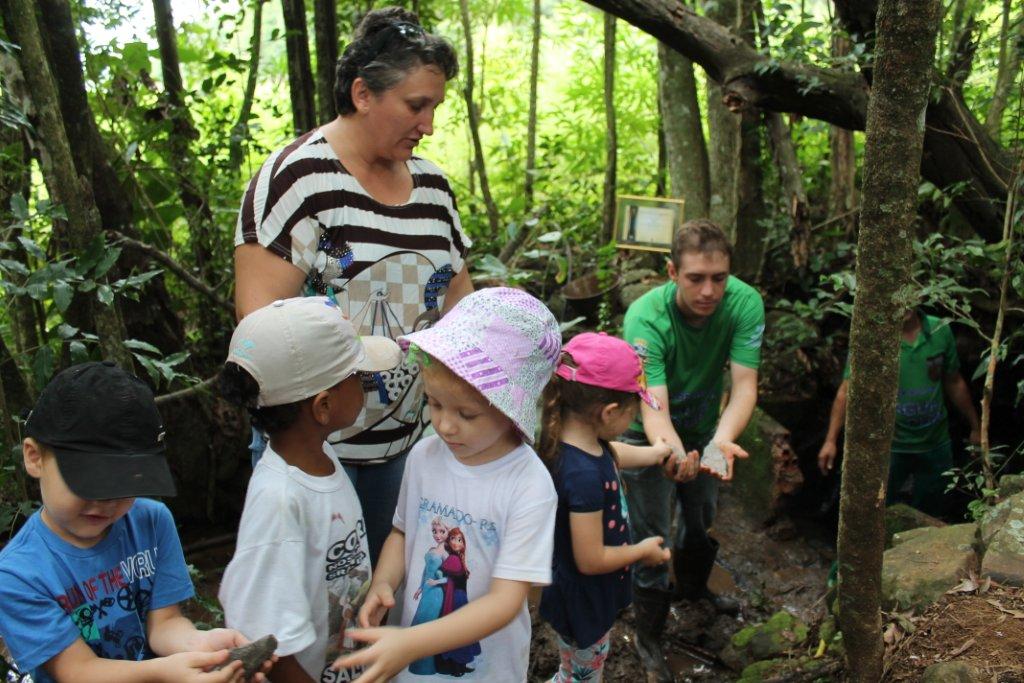 Alunos de 4 anos participam de aula pratica sobre recuperação de fontes de agua em Capitão
