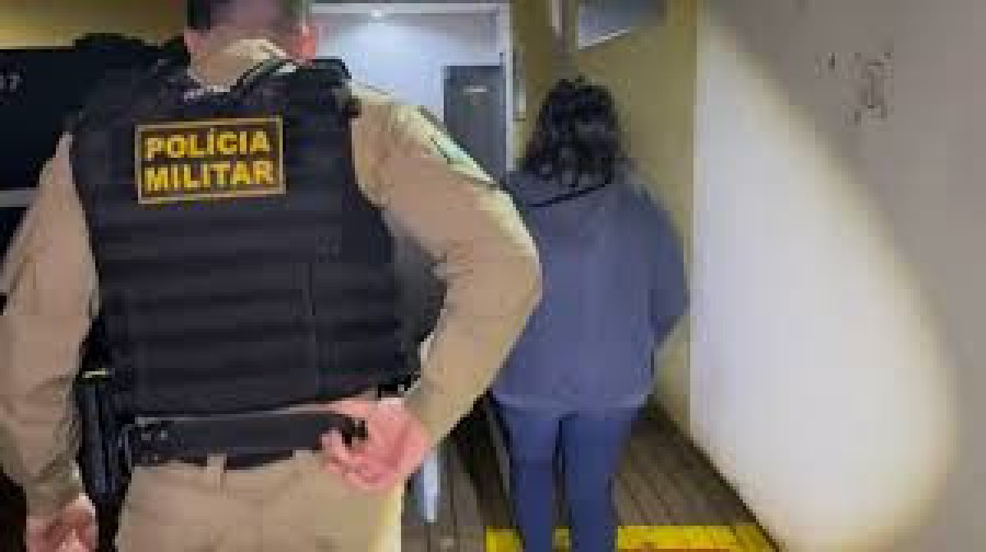 Menina caminha 7 km descalça e denuncia maus-tratos da mãe que acaba detida em Cascavel