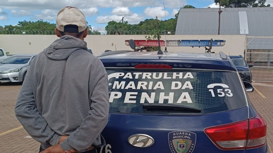 Homem é detido após cortar cabelo da ex-esposa e agredi-la com socos