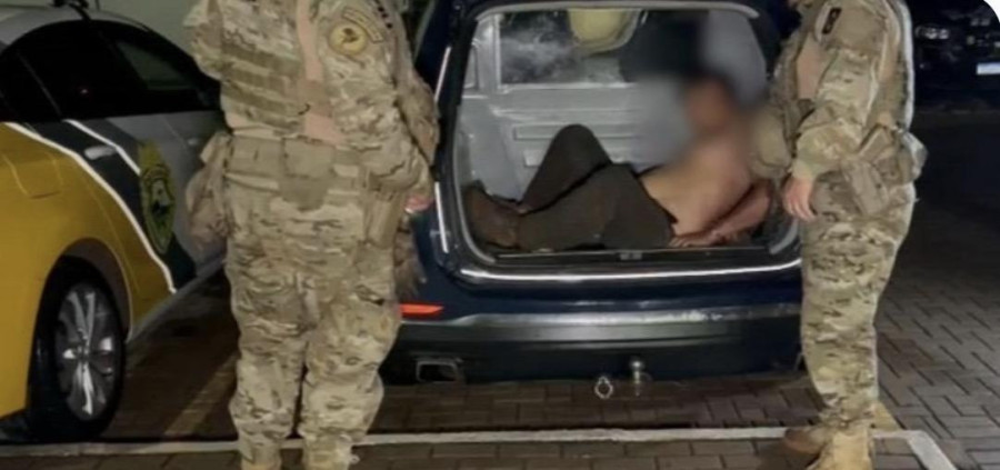 Após dormir no camburão, detido por embriaguez em Céu Azul é acordado na Delegacia de Cascavel