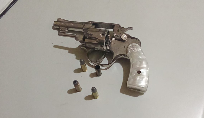 Homem é baleado em bar e três suspeitos são presos com arma de fogo em Boa Vista da Aparecida