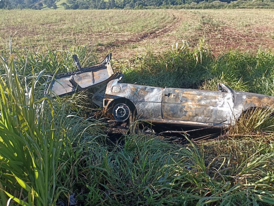 Uma pessoa morre após veículo sair da pista e pegar fogo na PR-484