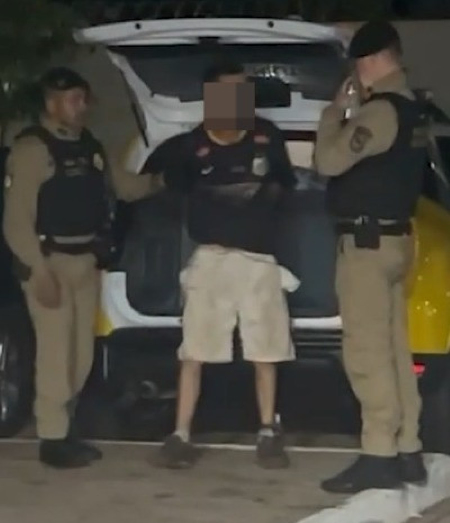 Homem com tornozeleira desligada é preso com crack no Centro de Cascavel