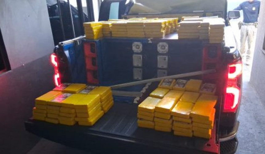 PRF e PF apreendem mais de 277 kg de cocaína na BR-277 em Cascavel
