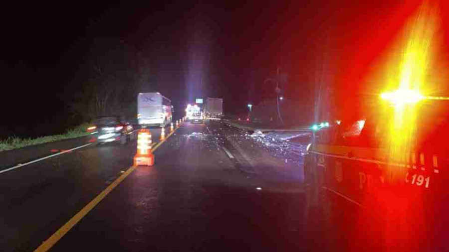 Homem morre em acidente entre caminhões na BR-153