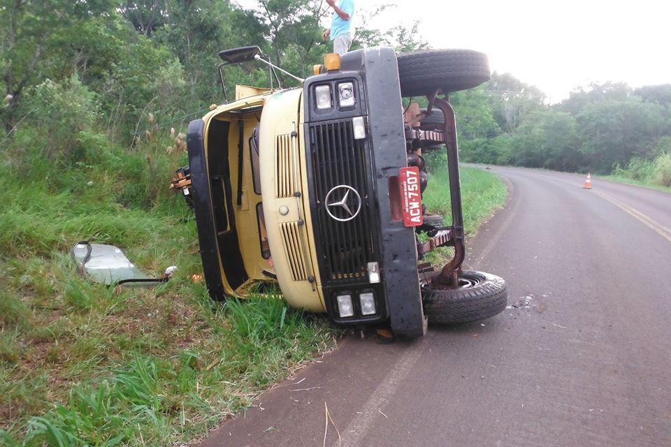 Caminhão que transportava retroescavadeira tomba na PR 484 em Capitão
