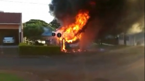 Criminosos ateiam fogo contra quatro ônibus em Cascavel, diz polícia
