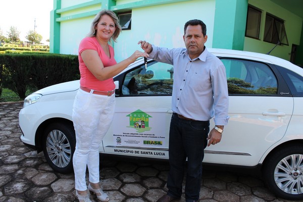 Administração Municipal de Santa Lúcia adquire veículo para Assistência Social
