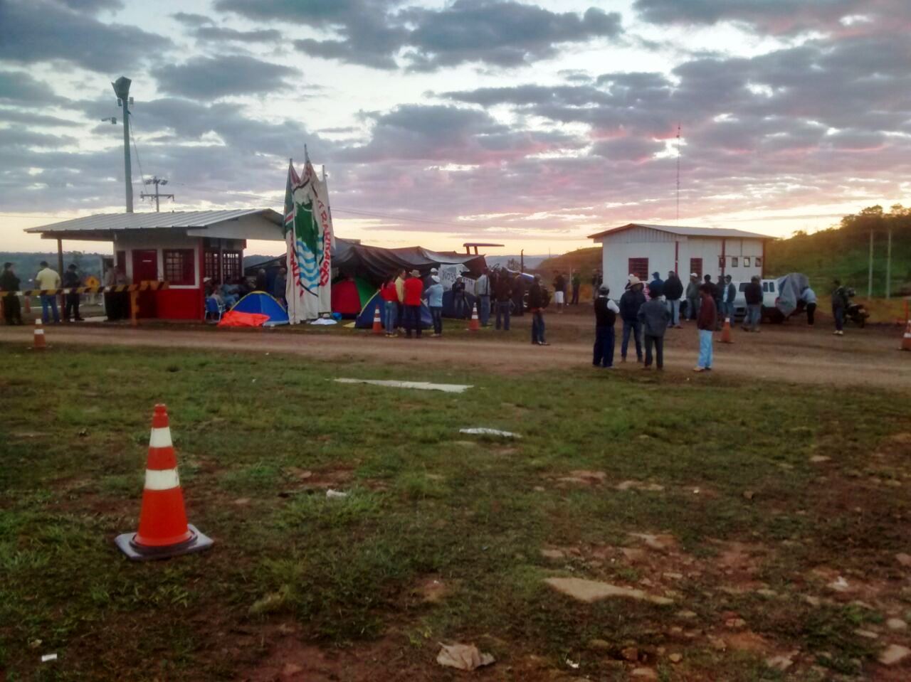 Agricultores continuam acampados no canteiro de obras da Usina Baixo Iguaçu