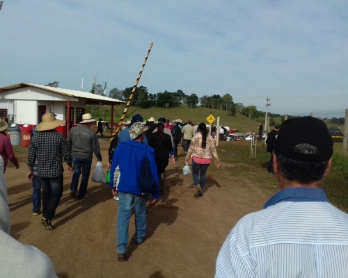 Agricultores deixam o acesso ao canteiro de obras da Usina Baixo Iguaçu