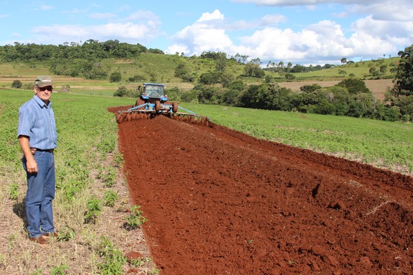 Terraceador atende agricultores de Nova Prata do Iguaçu 