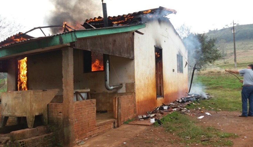Incêndio destrói casa no interior de Santa Lucia
