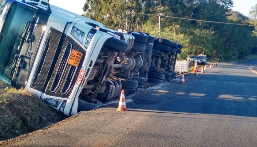Caminhão tomba na BR 163 próximo ao acesso da linha Barrinha em Santa Lúcia