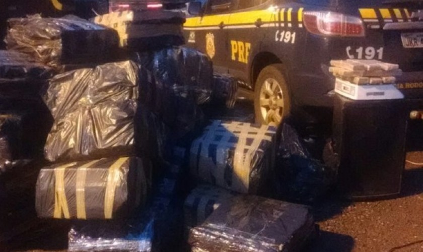 Ônibus de banda é apreendido com 1,4 tonelada de maconha