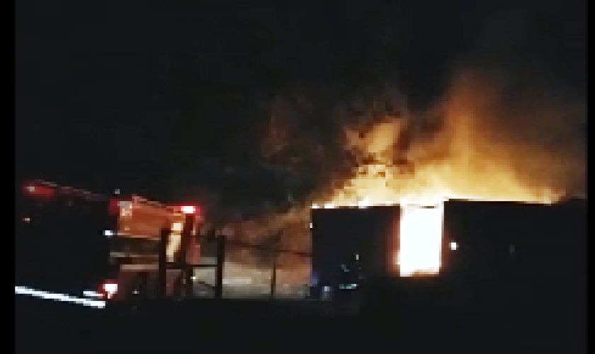 Incêndio destrói metade de barracão na saída para São Joao Capanema