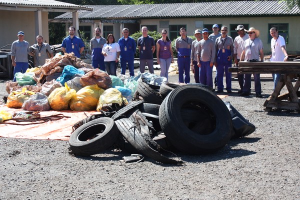 Equipe da Copel faz limpeza entre Usina Salto Caxias e BR 163