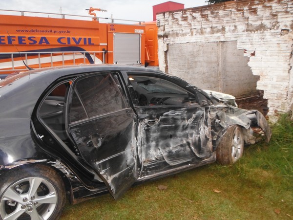 Carro arrebenta muro e bate em quiosque da SERJI em Capitão