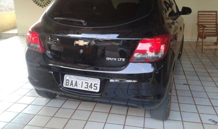 Policia de Nova Prata apreende carro furtado