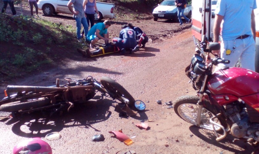 Duas motos batem de frente na estrada de acesso ao Distrito de Bom Jesus. Jovem sofre ferimentos graves