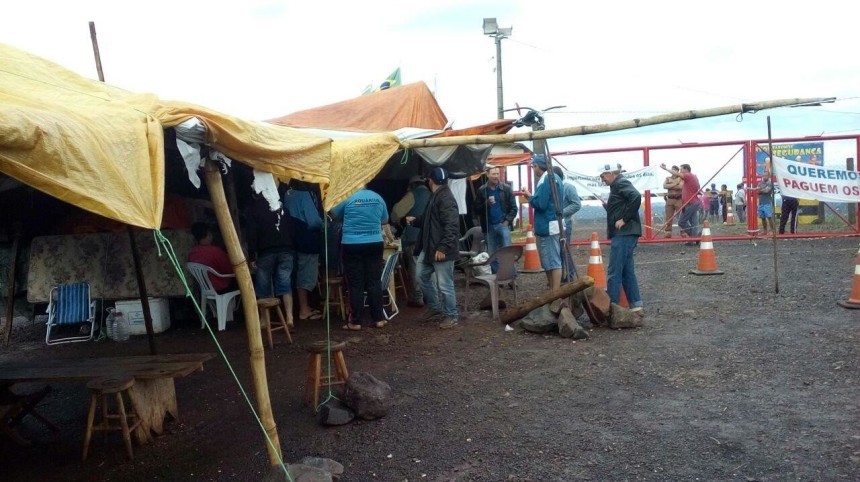 Agricultores permanecem acampados em frente ao portão do canteiro de obras da Usina Baixo Iguaçu