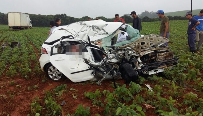 Batida entre carro e caminhão deixa três mortos e três feridos em Mangueirinha