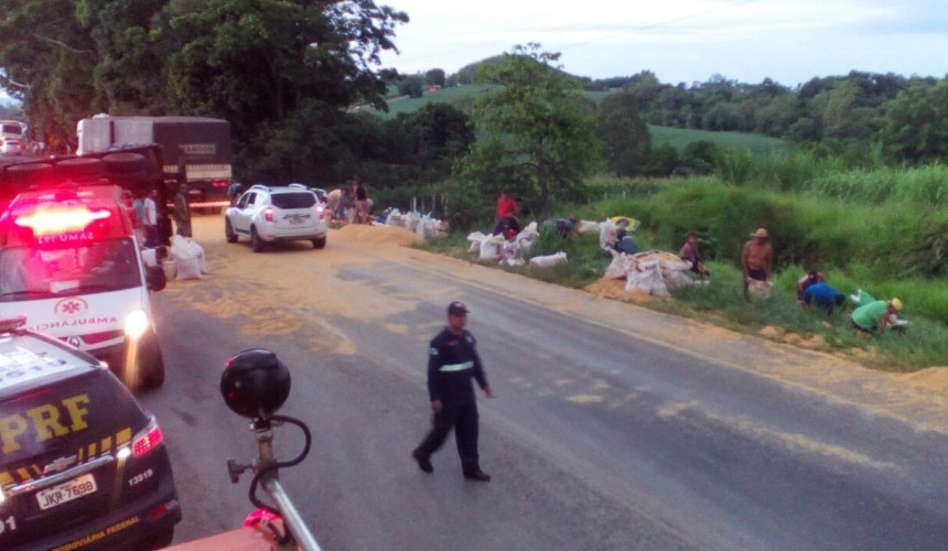 Caminhão carregado de milho tomba na BR 163 em Santa Lucia e interdita meia pista