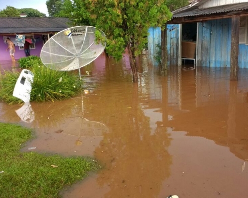 Chuva causa inundações em Coronel Vivida