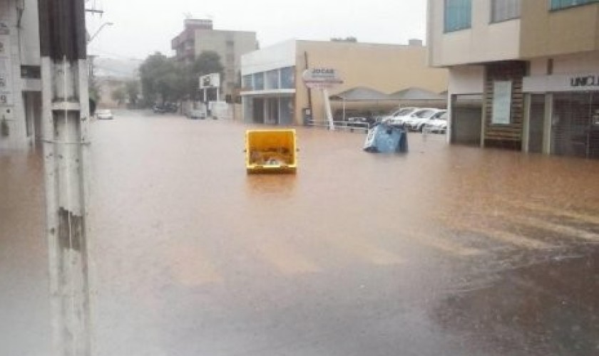 Chuva alaga ruas em Francisco Beltrão