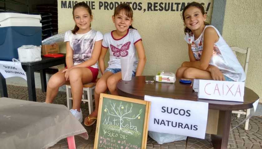 Grupo de meninas monta banca de sucos naturais, para incentivar a diminuição do consumo de refrigerantes em Capitão.