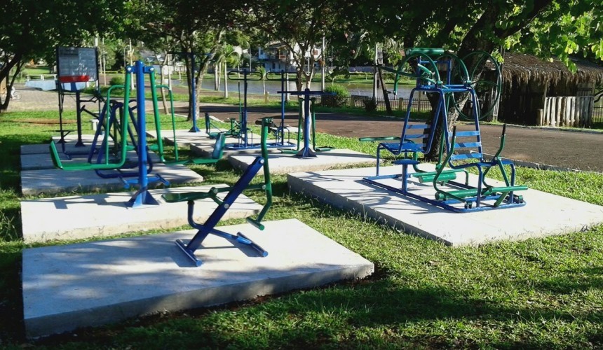 Academia ao ar livre é instalada próximo ao lago municipal