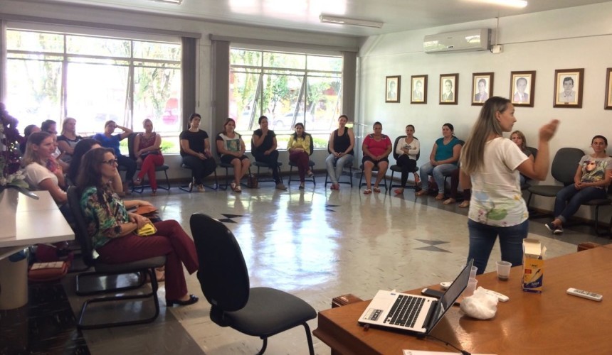 Diretores e Cozinheiras da Rede municipal de Capitão recebem capacitação