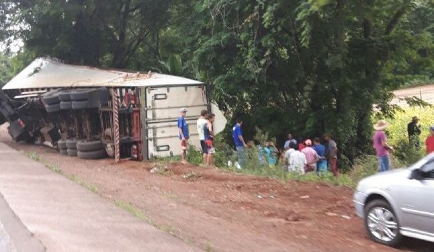 Caminhão com papel sulfite tomba na BR 163