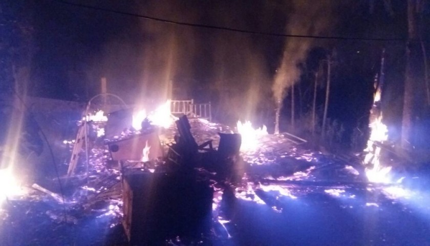 Casa pega fogo e vizinho acorda morador evitando que morresse queimado em Boa Vista da Aparecida