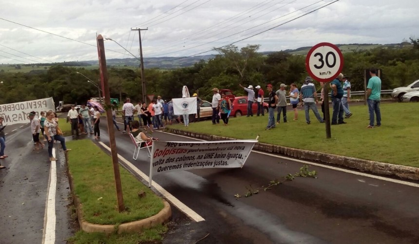 Agricultores fazem bloqueio na rodovia de acesso a Usina Salto Caxias