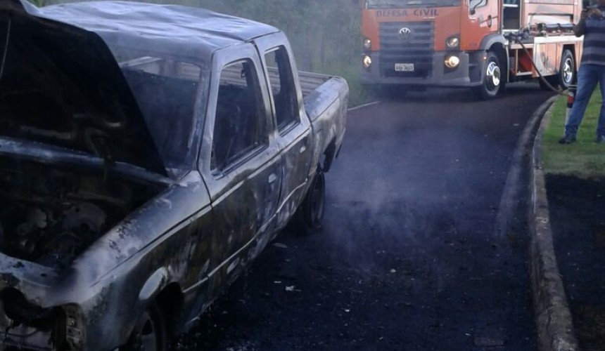 Veículo da Copel é destruído pelo fogo durante protesto em Salto Caxias