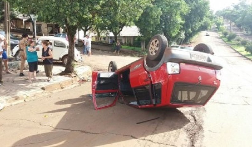 Uno capota em acidente no Centro de Realeza