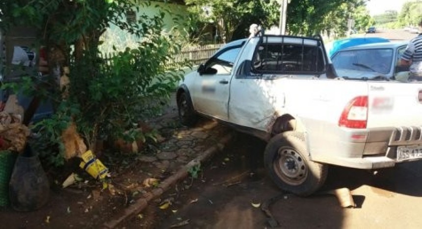 Jovem fica ferido ao bater carro contra árvore em Realeza