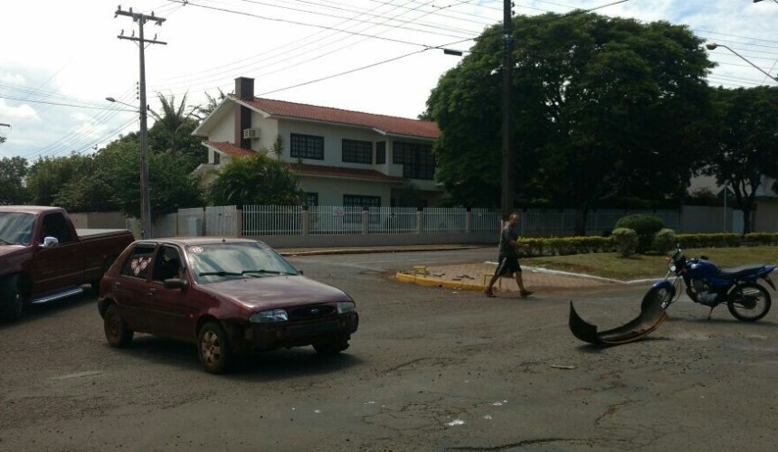 Acidente entre Fiesta e moto na avenida Iguaçu em Capitão