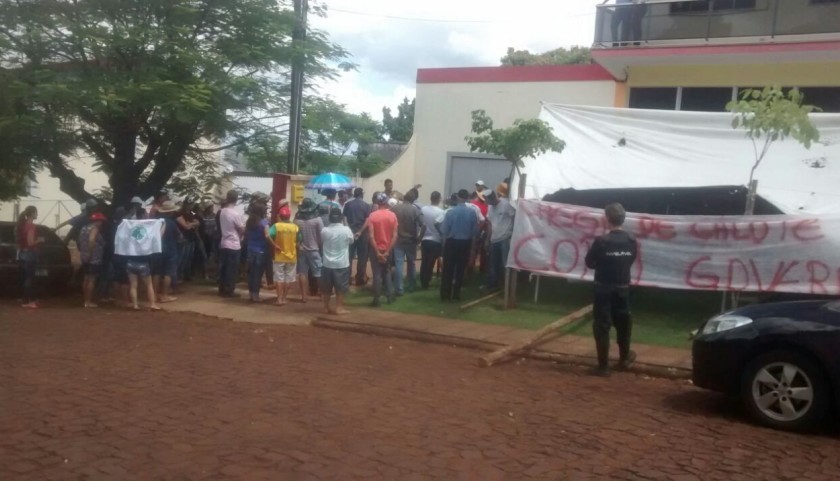 Agricultores atingidos com a Usina Baixo Iguaçu ocupam escritório do Consórcio em Capanema