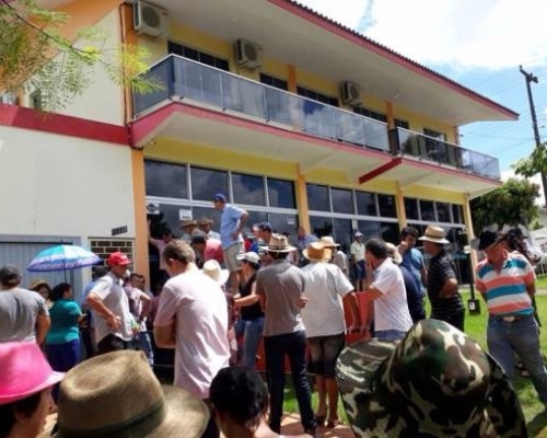 Atingidos protestam na sede do consórcio do Baixo Iguaçu