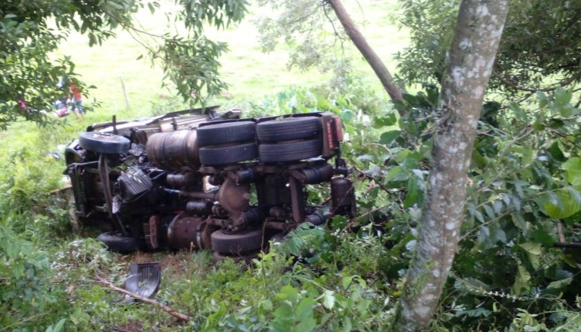 Pista molhada causa acidente na BR-163 em Capitão