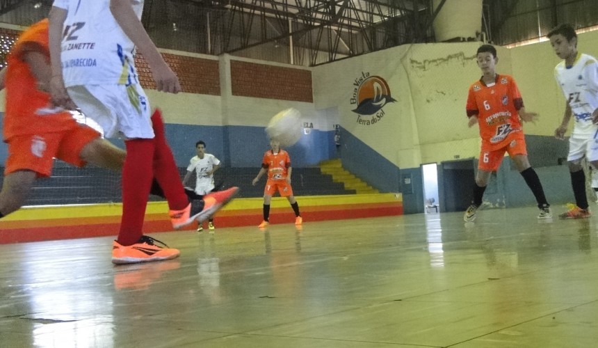 Aulas de Futsal e Voleibol para crianças e adolescentes tiveram inicio em Boa Vista da Aparecida