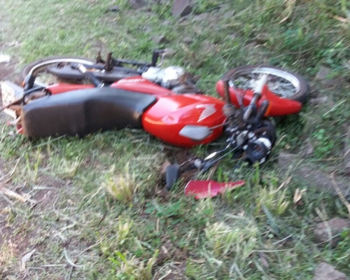 Queda de moto deixa duas pessoas feridas em Boa Vista da Aparecida