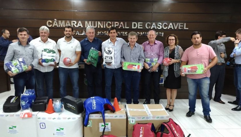 Município de Capanema recebe materiais esportivos