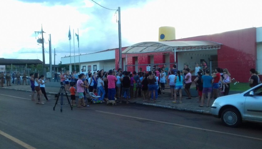Após vídeo de estagiária agredindo bebê em creche, população faz manifestação em Salto do Lontra
