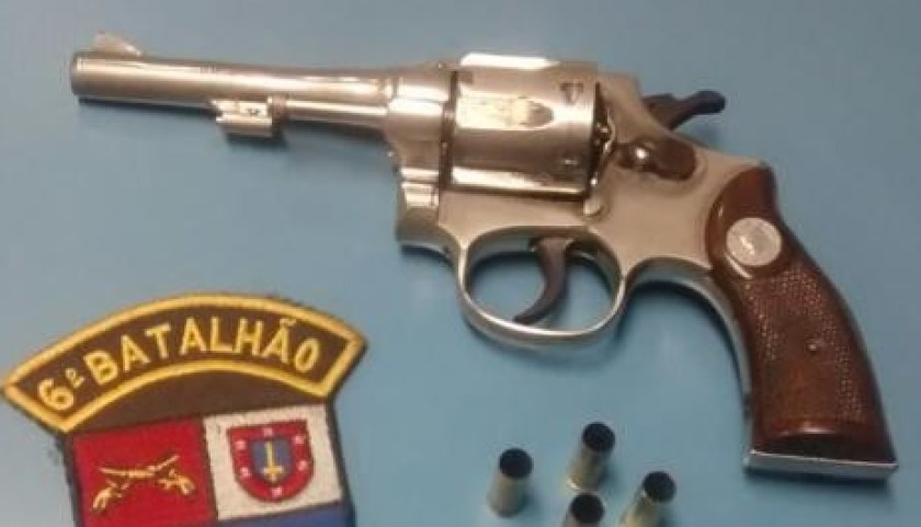 PM de Três Barras detém homem com arma de fogo