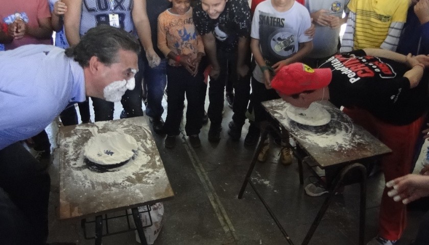 Prefeito Leonir dos Santos participa de evento em comemoração a Páscoa e cai na “brincadeira” no CIAAC com as crianças