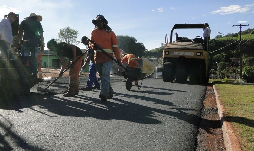 Avenida Tancredo Neves de Boa Vista da Aparecida recebe novo asfalto